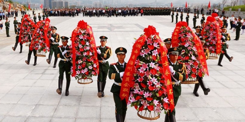 士兵獻(xiàn)花圖